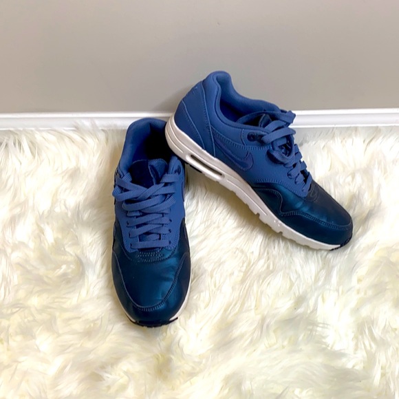 Nike Shoes - Nike Airmax Sneakers